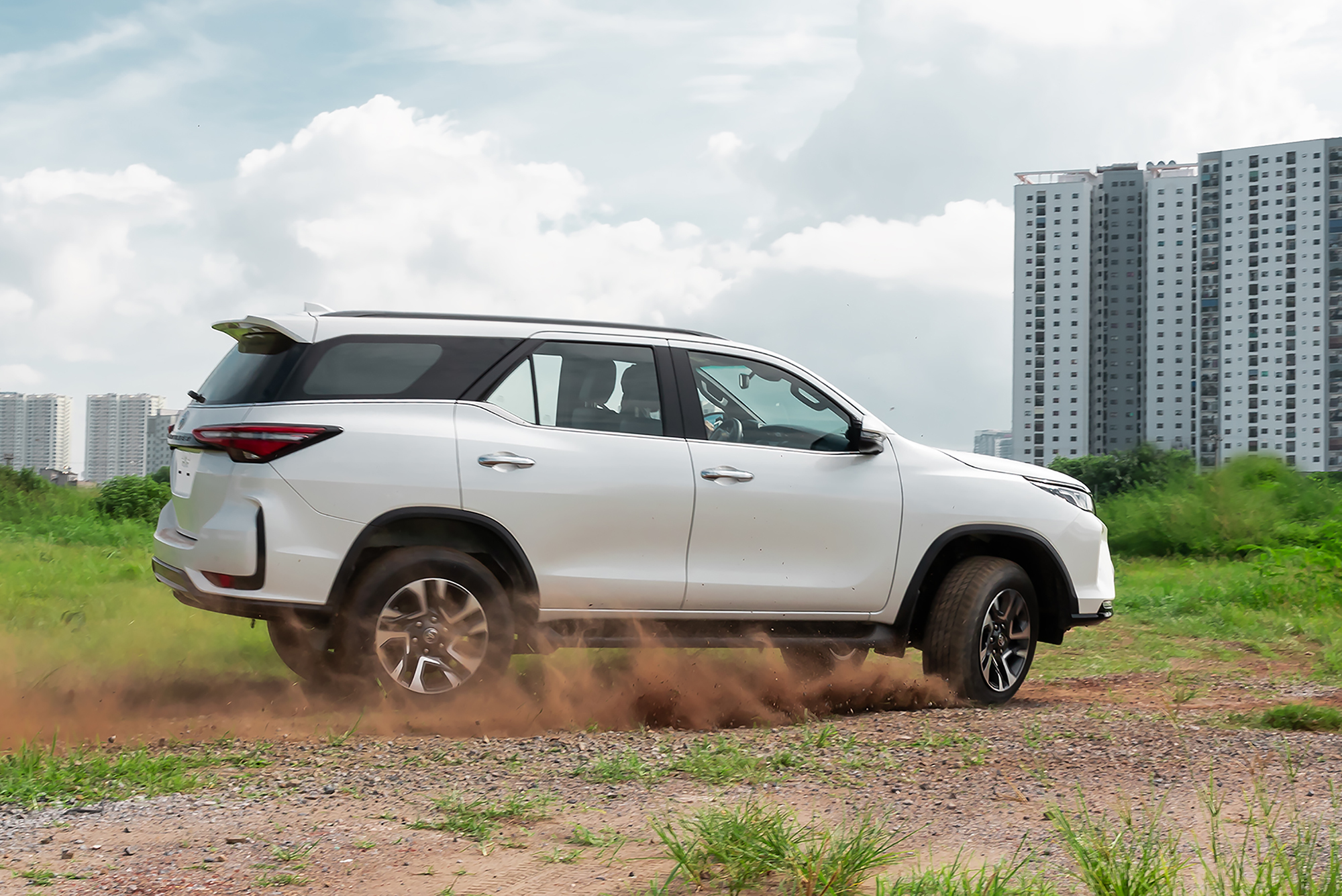 Bảng giá xe Toyota Fortuner 2023 chào hè khuyến mại